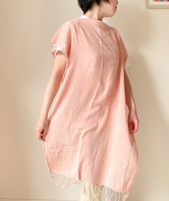 送料無料 泥染 被れるフリンジポンチョストール　インド綿 桜色　ピンク 春色　大判 1枚目の画像