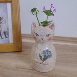 花束を持った猫  ミニ花瓶  【ベージュ】 1枚目の画像