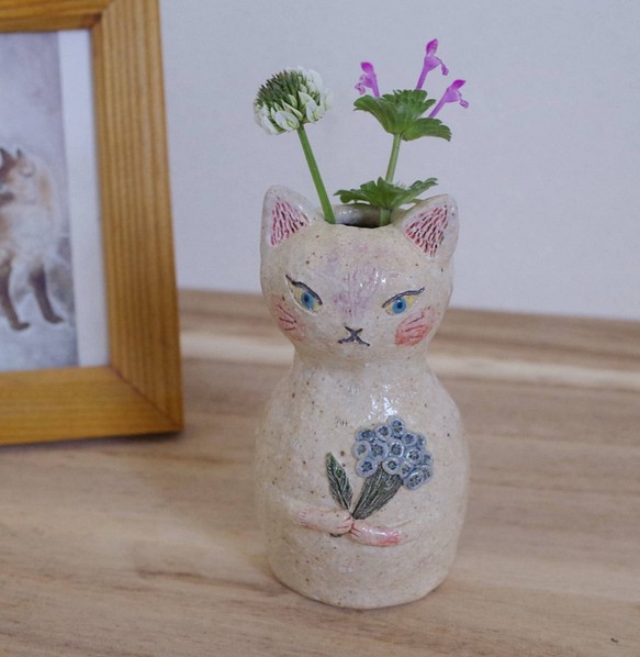 花束を持った猫  ミニ花瓶  【ベージュ】 1枚目の画像