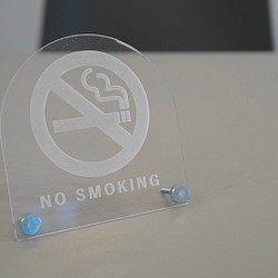 透明アクリル 卓上サイン「NO SMOKING」禁煙 1枚目の画像