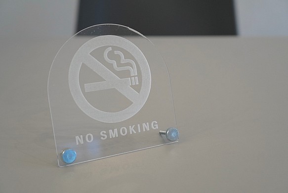 透明アクリル 卓上サイン「NO SMOKING」禁煙 1枚目の画像