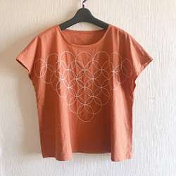 送料無料 ゆったり 刺繍ブラウス　フレンチスリーブの夏ブラウス ハーフリネン ダークオレンジ 1枚目の画像