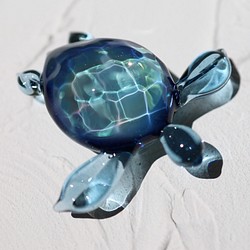 ブルースターダスト色のウミガメオブジェ ～波紋～ ボロシリケイトガラス（水面模様） 1枚目の画像