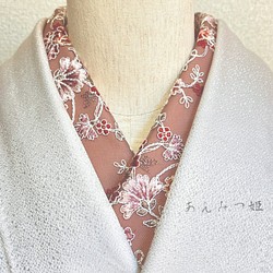 洗える刺繍半衿 くすみピンクと赤い花 1枚目の画像