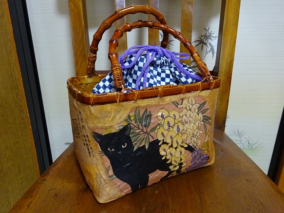 【値下げ】一閑張りバック　黒猫と藤花　巾着袋付き　持ち手バンブー　 1枚目の画像