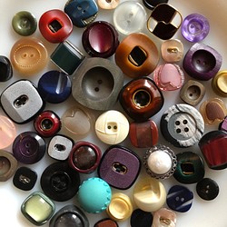 アンティーク ボタン 50個　ビンテージ 昭和 レトロ 個性的 ハンドメイド素材 日本製 ポップ アクセ まとめ売り 1枚目の画像