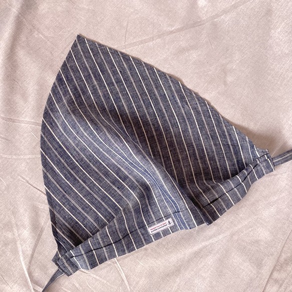 ブルーグレー　ストライプ　ひも付きタック入りバブーシュカ三角巾 1枚目の画像