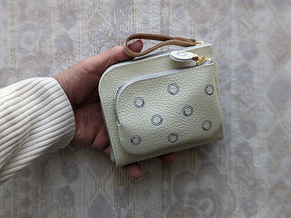 刺繡皮革錢包“shuwa-shuwa”白色奶油 x BLUE（牛皮）“雙折錢包” 第1張的照片