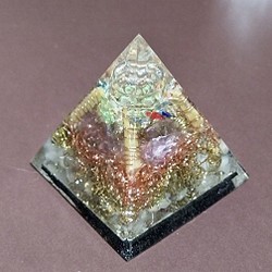ゴールデンヘマタイトクォーツとアメジストのミニピラミッドのオルゴナイト：一点もの 1枚目の画像