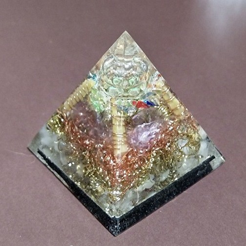 ゴールデンヘマタイトクォーツとアメジストのミニピラミッドのオルゴナイト：一点もの 1枚目の画像