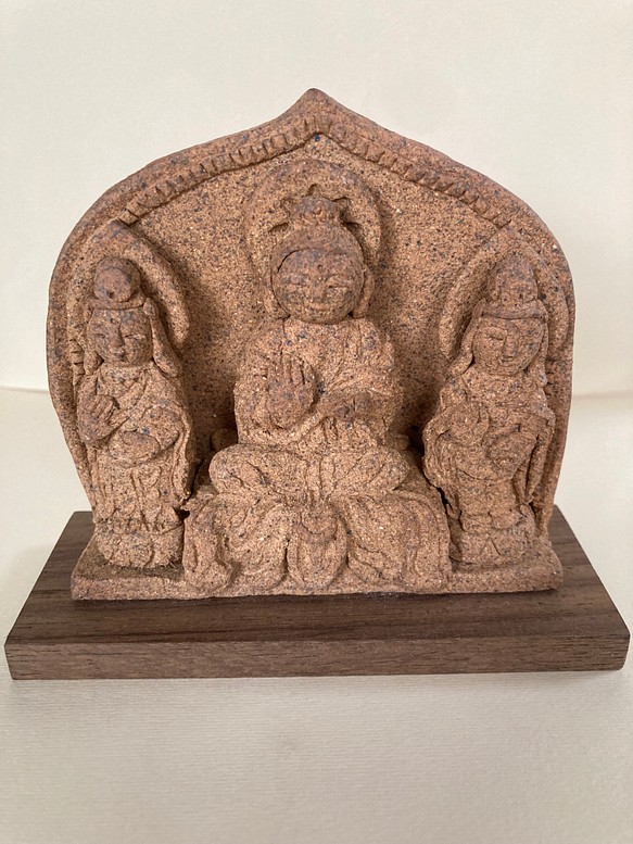 釈迦三尊像　焼物　陶製　台座付き 1枚目の画像