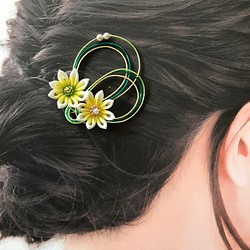 つまみ細工　Uぴん髪飾り　水引と２輪の白いお花 1枚目の画像