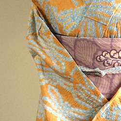 現代 有松鳴海絞浴衣 【浅黄色にごく薄い透明感のあるオレンジ ...