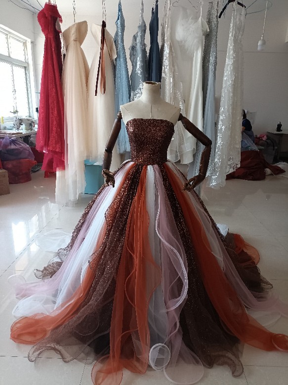 送料無料！ ブラウン　茶色　輝きな光彩を放つ キラキラチュールカラードレス 可愛い 編み上げ プリンセスドレスオーバード 1枚目の画像