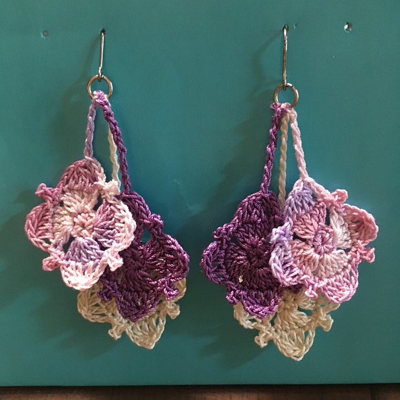 【編むアクセサリー】レース編みの可憐な紫陽花のピアス 1枚目の画像