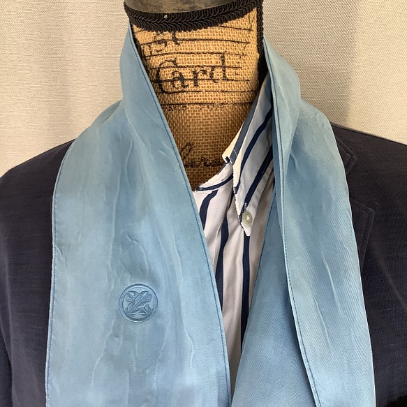 【インディゴ藍染】アスコットタイ風スカーフ シルク100％綾16匁家紋刺繍入り 1枚目の画像