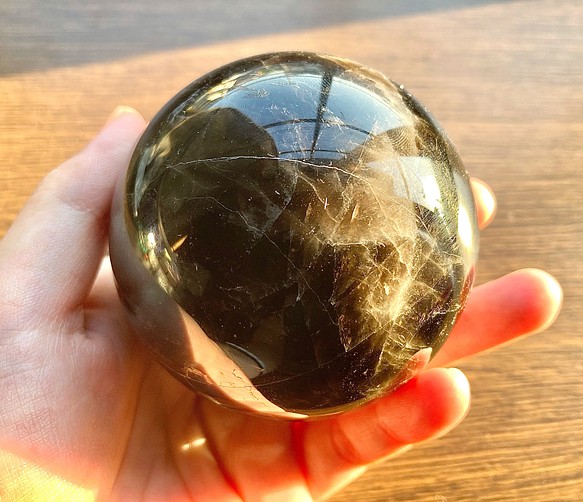 天然黒水晶、モリオン(約68mm玉)の丸玉インテリア、置物！クラック入り