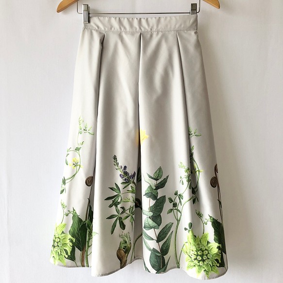 【ライトグレー】「春の植物たち」ボタニカルアートのソフトプリーツスカート【後ろギャザースカート/ゴムウエスト】 1枚目の画像