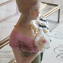 ヴィンテージ　白い薔薇（陶磁器製15㎜）クラシカルネックレス 1枚目の画像