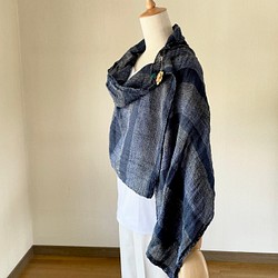 コットンリネンの手織りインディゴストール 1枚目の画像