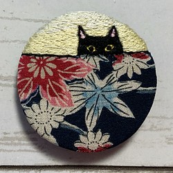 手刺繍オリジナルブローチ＊ひょっこり黒猫 1枚目の画像