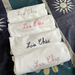 4色から選べる”La Chic"フロント刺繍Tシャツ　 1枚目の画像