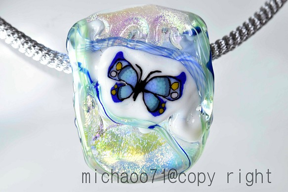 バタフライ　*ガラスのジュエリー　蝶の細密技法　（1473-479）作家物一点物 羽根のグラデーション　輝く空に舞う蝶 1枚目の画像
