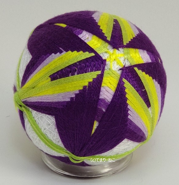 手毬猫の店 ミニてまり「菖蒲」白地紫5㎝ 手まり 手毬 手鞠 四季の飾り物 1枚目の画像