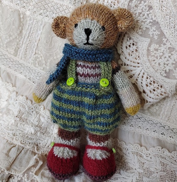 テディベア　ブルーのマフラー　ボーダーパンツ　英国羊毛 棒針編み ウール 素朴なクマちゃん 編みぐるみ 1枚目の画像