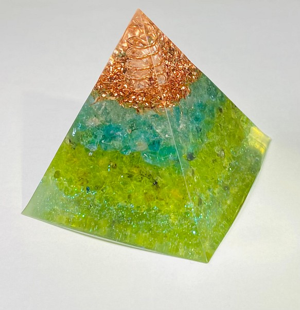 ≪受注制作≫【ストレス軽減・リフレッシュ】ピラミッド型 オルゴナイト 1枚目の画像