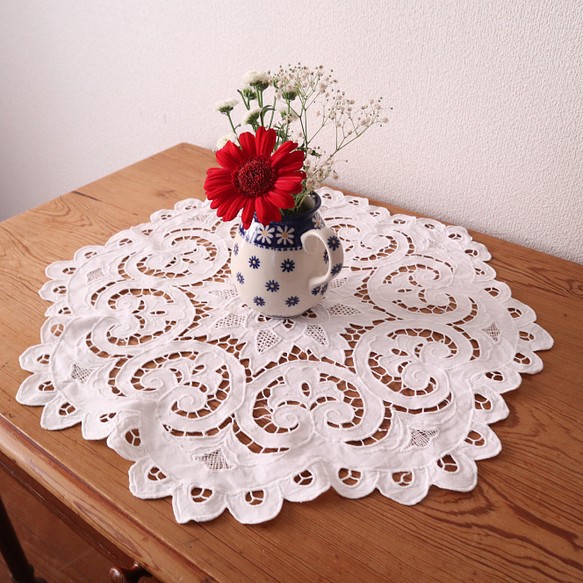 フランスのヴィンテージ/大輪のお花のカットワーク刺繍 テーブルマット・ドイリー (ヴィンテージ シャビー） 1枚目の画像