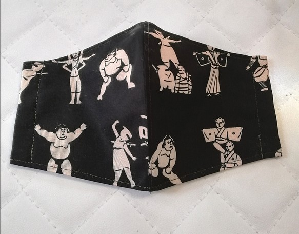 【相撲柄】黒地にお相撲さん柄の和風立体マスク　忍者　手作り布マスク　 1枚目の画像