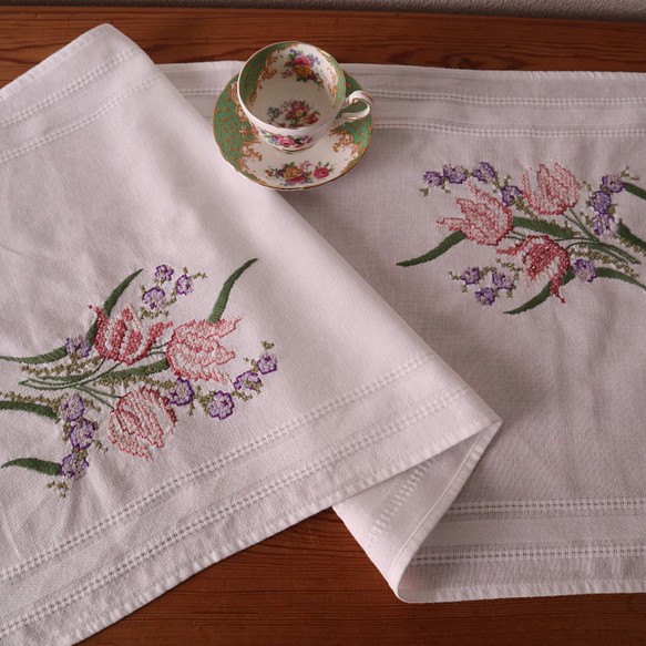 ドイツの手仕事/チューリップと紫色のすずらんの手刺繍 テーブルランナー(ヴィンテージ テーブルセンター） 1枚目の画像