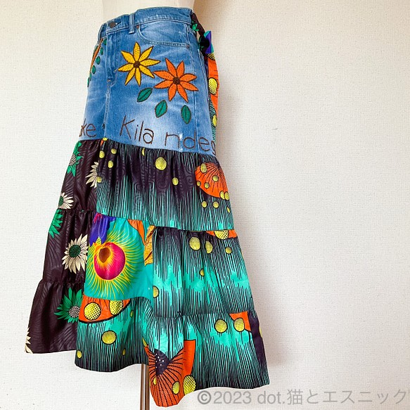 【どの鳥も、自分の羽で飛ぶ】デニム リメイク アフリカンプリント 刺繍 スカート 1枚目の画像