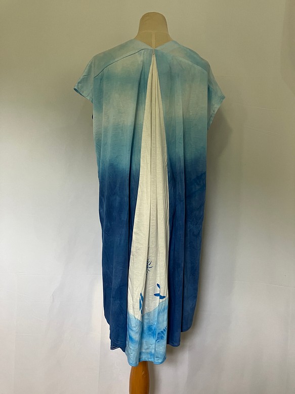 帶翻譯的靛藍色貝殼圖案長款 T 卹連衣裙 2023 第2張的照片