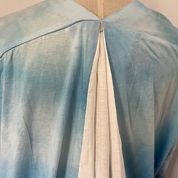 帶翻譯的靛藍色貝殼圖案長款 T 卹連衣裙 2023 第6張的照片
