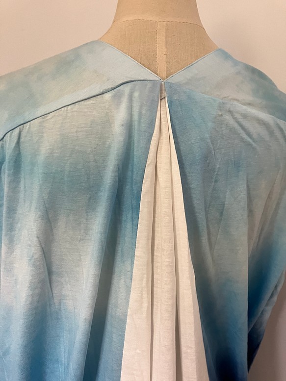 帶翻譯的靛藍色貝殼圖案長款 T 卹連衣裙 2023 第6張的照片
