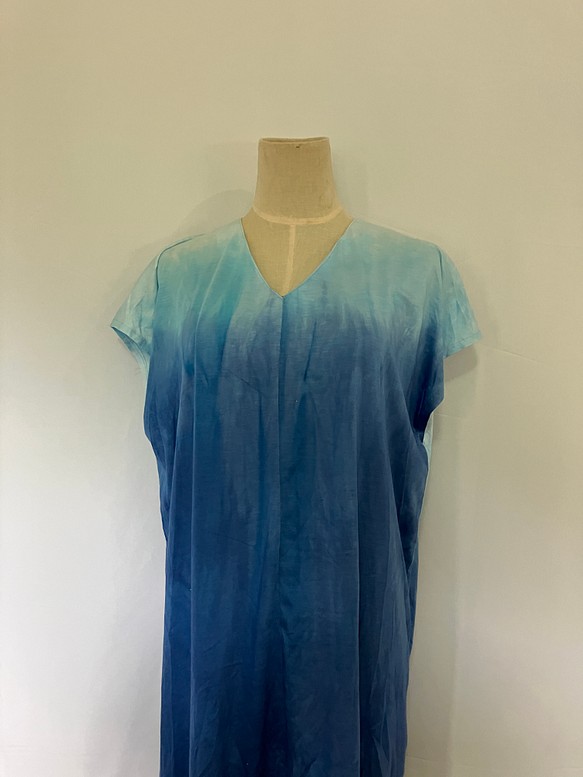 帶翻譯的靛藍色貝殼圖案長款 T 卹連衣裙 2023 第4張的照片