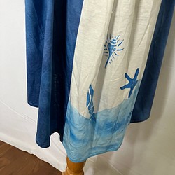 帶翻譯的靛藍色貝殼圖案長款 T 卹連衣裙 2023 第5張的照片