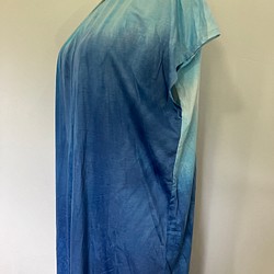 帶翻譯的靛藍色貝殼圖案長款 T 卹連衣裙 2023 第7張的照片
