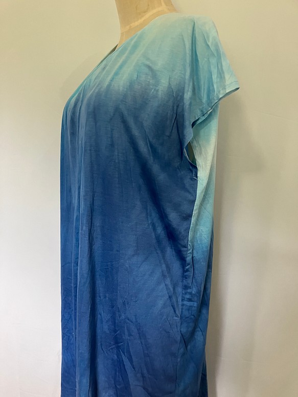 帶翻譯的靛藍色貝殼圖案長款 T 卹連衣裙 2023 第7張的照片