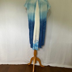 帶翻譯的靛藍色貝殼圖案長款 T 卹連衣裙 2023 第1張的照片
