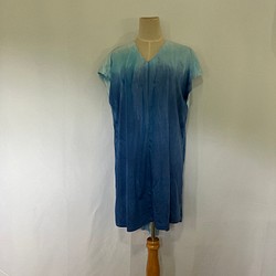 帶翻譯的靛藍色貝殼圖案長款 T 卹連衣裙 2023 第8張的照片