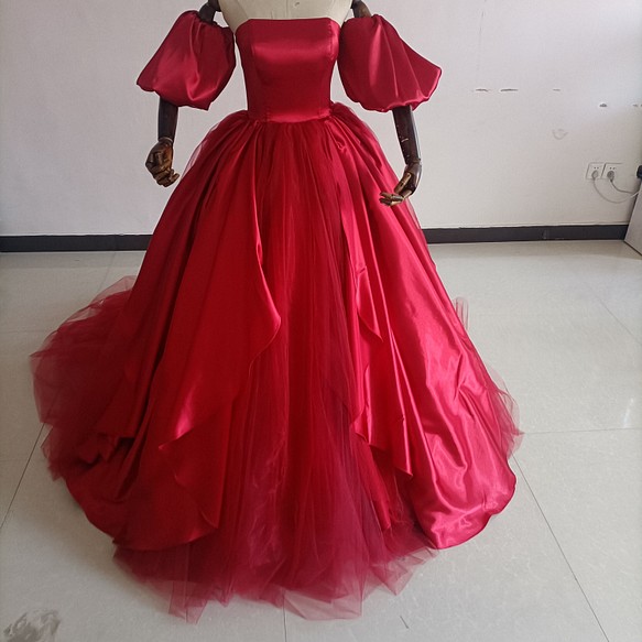 送料無料！カラードレス 赤 パフスリーブ ラッフルフリル 柔らかく重ねたチュールスカート 披露宴/結婚式 1枚目の画像