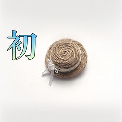 (受注製作) 白リボン☆ミニ麦わら帽子のブローチ〜初(うい)〜　(カンカン帽) バッジ　夏アクセ　 1枚目の画像