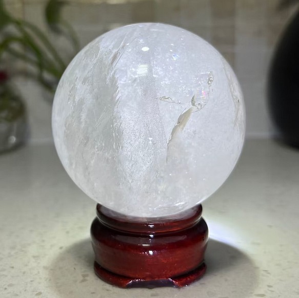 天然石　水晶ボール 無色透明 水晶玉 台座付き インテリア 置物 浄化　玄関飾り部屋飾り手作り品65mm