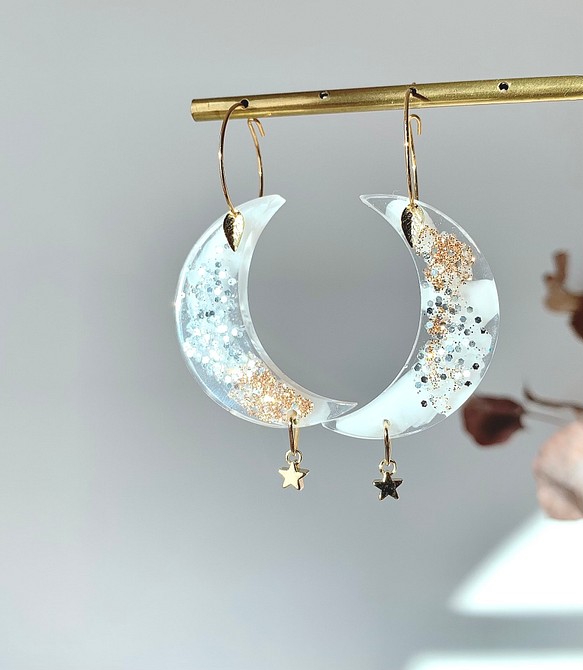 -iridescent moon shaped hoop resin earrings- 月型レジンフープピアス 1枚目の画像