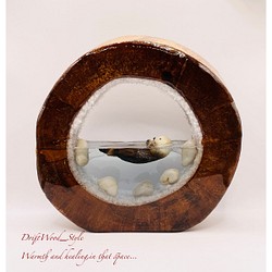 一つ限りの流木アート 海に浮かぶラッコ ジオラマ 流木 フィギュア 置物 インテリア レジン テラリウム 生き物 N10 1枚目の画像