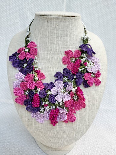 お花のチョーカー　oya刺繍　パープルとピンクで襟元に華やかさと可憐さをプラス　チョーカー80 1枚目の画像