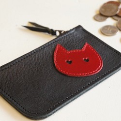 猫のアップリケが可愛い 薄型 シンプルファスナータイプ 小銭入れ BCS1N039 黒×ルビーレッド 牛革製 カード入れ 1枚目の画像
